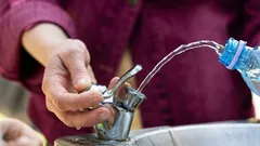 Touristen erfahren einen einfachen Trick, um beim Kauf von Wasser am Flughafen zu sparen