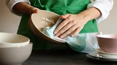 Soll man Geschirr nach dem Abwasch abtrocknen? Was passiert, wenn man es nass stehen lässt?